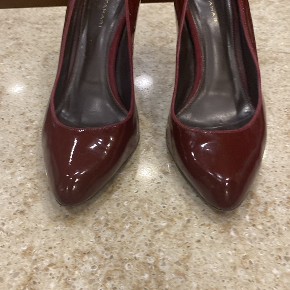 Ellie Tahari Wine Patent Pumps with Patterned Heels Size 8.5 - Picture 2 of 10